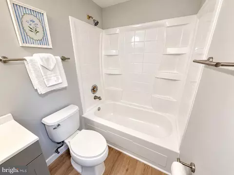 Bath - 2283 Dosinia Ct, Reston, VA 20191 photo 4 of 5