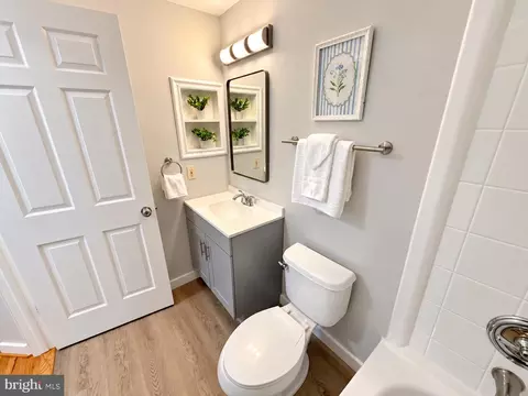 Bath - 2283 Dosinia Ct, Reston, VA 20191 photo 3 of 5