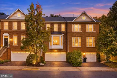 9982 Cyrandall Dr, Oakton, VA 22124