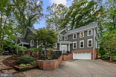 9945 Woodrow St, Vienna, VA 22181