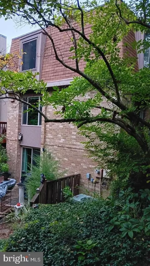 Exterior - 6010 Timber Hollow Ln, Springfield, VA 22152 photo 3 of 5