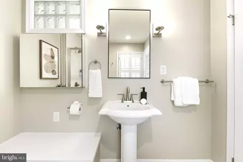 Bath - 1107 Wimbledon Dr, Mclean, VA 22101 photo 2 of 5