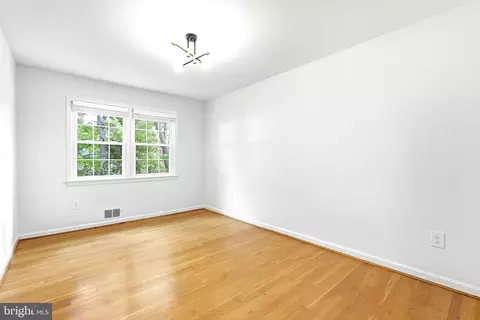 Bedroom - 1107 Wimbledon Dr, Mclean, VA 22101 photo 4 of 7