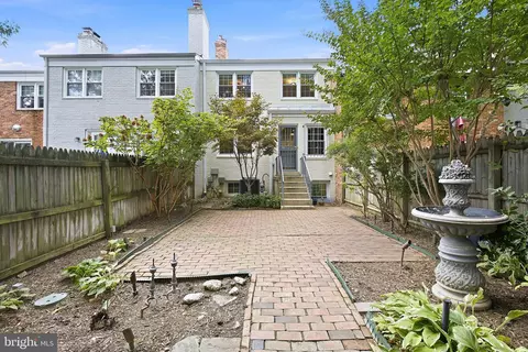 Exterior - 1107 Wimbledon Dr, Mclean, VA 22101 photo 3 of 8