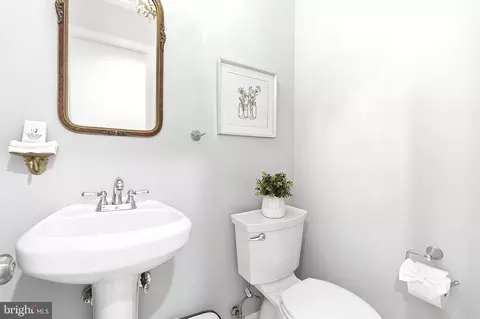 Bath - 1107 Wimbledon Dr, Mclean, VA 22101 photo 4 of 5