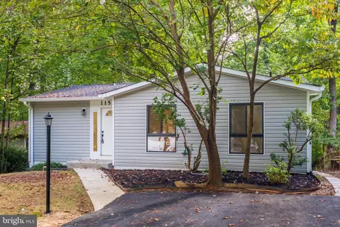 Exterior - 11586 Red Leaf Ct, Reston, VA 20191 photo 3 of 15