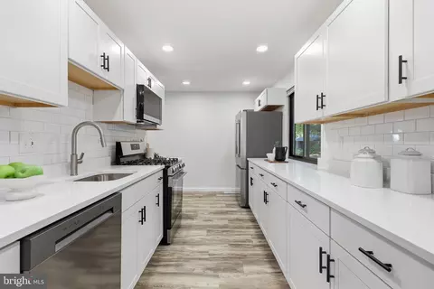 Entry Way - 11586 Red Leaf Ct, Reston, VA 20191 photo 2 of 3