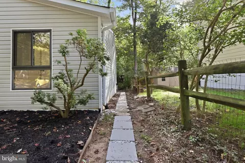 Exterior - 11586 Red Leaf Ct, Reston, VA 20191 photo 4 of 15