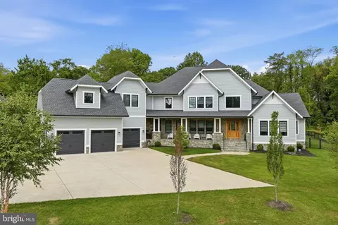 5532 Summit St, Centreville, VA 20120
