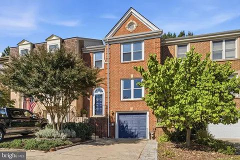 414 Council Dr NE, Vienna, VA 22180