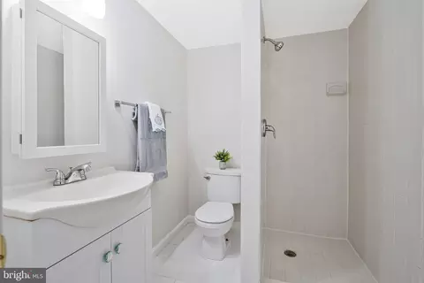 Bath - 6401 Old Scotts Ct, Springfield, VA 22152 photo 4 of 4