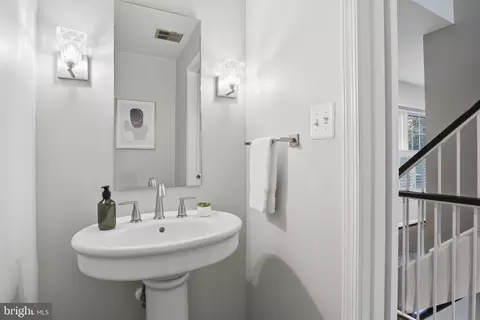 Entry Way - 2156 Golf Course Dr, Reston, VA 20191 photo 2 of 2