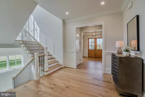 Entry Way - 7107 Sea Cliff Rd, Mclean, VA 22101 photo 3 of 9