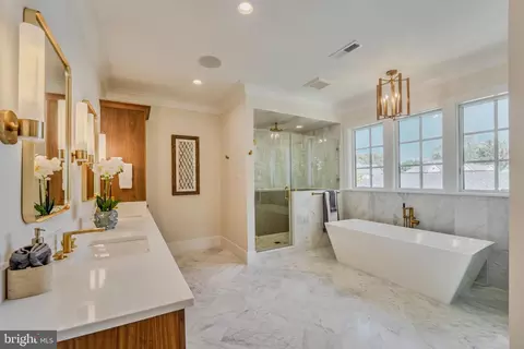 Bath - 7107 Sea Cliff Rd, Mclean, VA 22101 photo 3 of 11