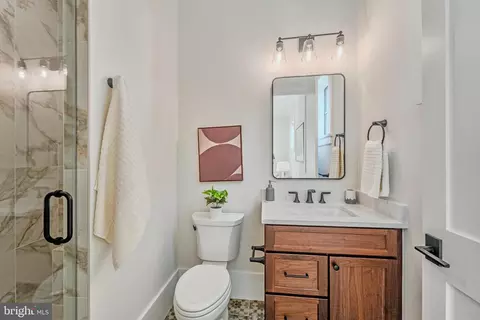 Bath - 7107 Sea Cliff Rd, Mclean, VA 22101 photo 2 of 11