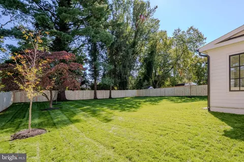 Exterior - 7107 Sea Cliff Rd, Mclean, VA 22101 photo 7 of 9