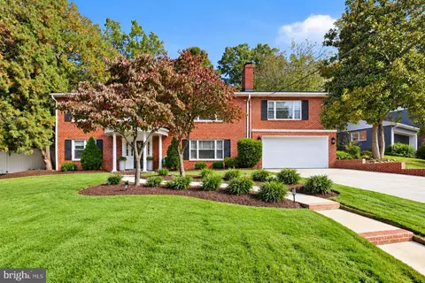 6250 Diamond Dr, Falls Church, VA 22044