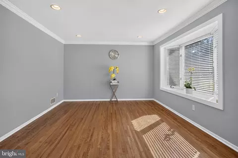 Living - 13708 Pitkin Ct, Chantilly, VA 20151 photo 3 of 4