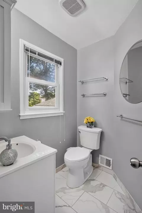 Bath - 13708 Pitkin Ct, Chantilly, VA 20151 photo 3 of 5