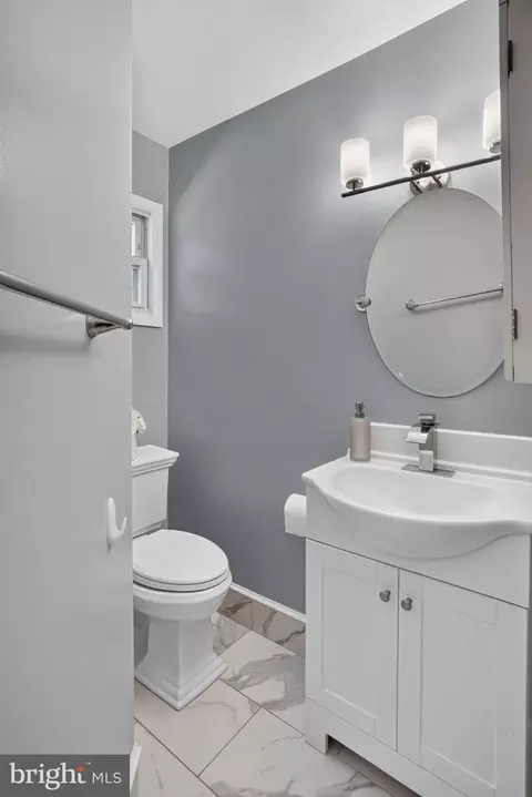 Bath - 13708 Pitkin Ct, Chantilly, VA 20151 photo 5 of 5