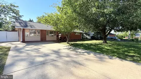 4905 Apple Tree Dr, Alexandria, VA 22310