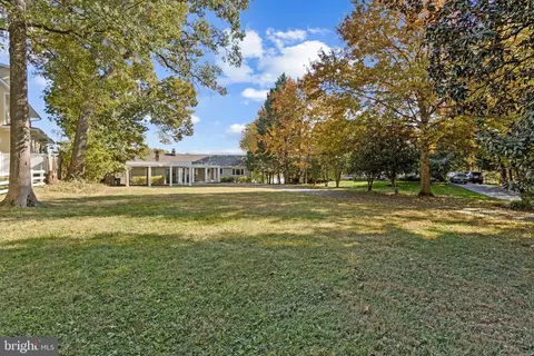 3183 Woodland Ln, Alexandria, VA 22309
