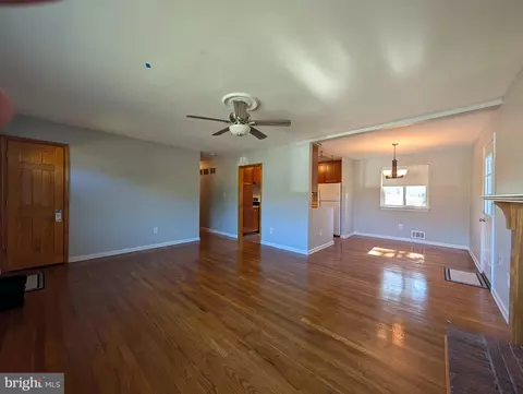 Living - 6020 Trailside Dr, Springfield, VA 22150 photo 2 of 4