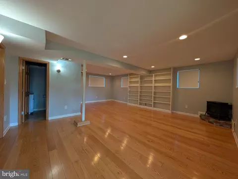 Living - 6020 Trailside Dr, Springfield, VA 22150 photo 3 of 4