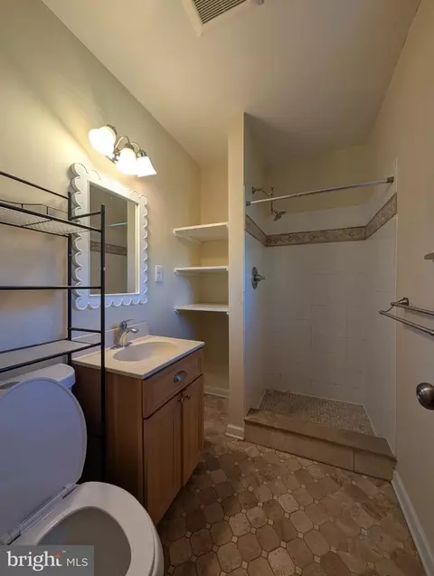 Bath - 6020 Trailside Dr, Springfield, VA 22150 photo 2 of 3