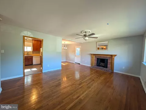 Living - 6020 Trailside Dr, Springfield, VA 22150 photo 1 of 4