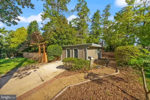 7810 Sycamore Dr, Falls Church, VA 22042