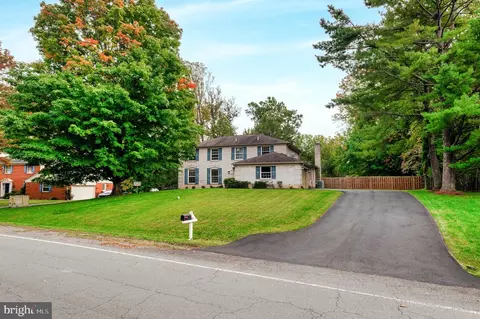 Exterior - 706 Ridge Dr, Mclean, VA 22101 photo 9 of 9