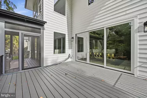 Exterior - 207 Patrick St SW, Vienna, VA 22180 photo 3 of 4