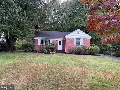 7105 Eastman Dr, Falls Church, VA 22043