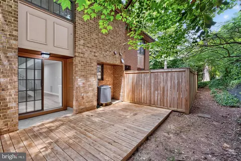 Exterior - 2006 Headlands Cir, Reston, VA 20191 photo 2 of 3