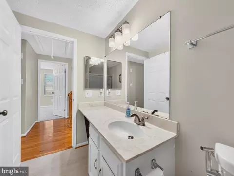 Entry Way - 6912 Bethnal Ct, Springfield, VA 22150 photo 5 of 6