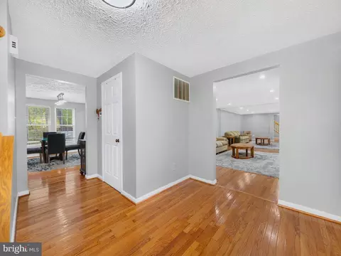 Entry Way - 6912 Bethnal Ct, Springfield, VA 22150 photo 2 of 6