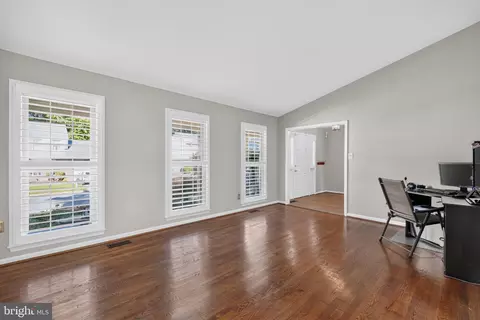 Entry Way - 7111 Carnation Ct, Springfield, VA 22152 photo 4 of 7