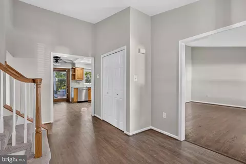 Entry Way - 7111 Carnation Ct, Springfield, VA 22152 photo 2 of 7