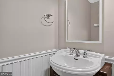 Entry Way - 7111 Carnation Ct, Springfield, VA 22152 photo 6 of 7
