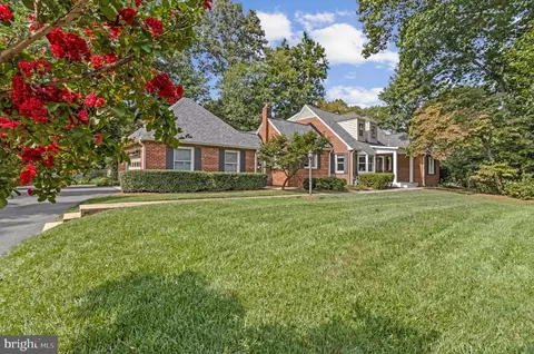 8869 Glenridge Ct, Vienna, VA 22182