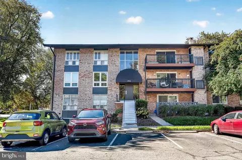 212 Locust St SE #108, Vienna, VA 22180