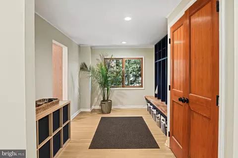 Entry Way - 849 Merriewood Ln, Mclean, VA 22102 photo 2 of 7