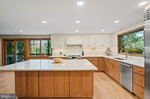 Kitchen - 849 Merriewood Ln, Mclean, VA 22102 photo 8 of 9