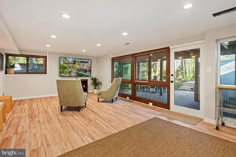 Living - 849 Merriewood Ln, Mclean, VA 22102 photo 2 of 2