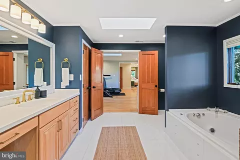 Bath - 849 Merriewood Ln, Mclean, VA 22102 photo 6 of 11