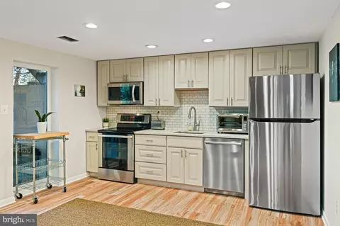 Kitchen - 849 Merriewood Ln, Mclean, VA 22102 photo 9 of 9