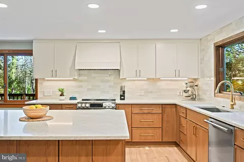 Kitchen - 849 Merriewood Ln, Mclean, VA 22102 photo 5 of 9