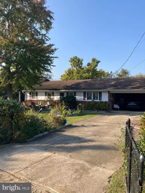 6346 Edgemoor Ln, Alexandria, VA 22312