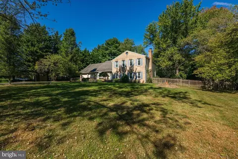 9704 Darlene Ln, Great Falls, VA 22066